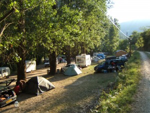 Allé du camping avec emplacement tente et camping car