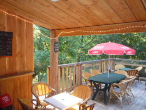 Terrasse extérieur du restaurant au Camping des Gorges du Tarn - Sainte Enimine