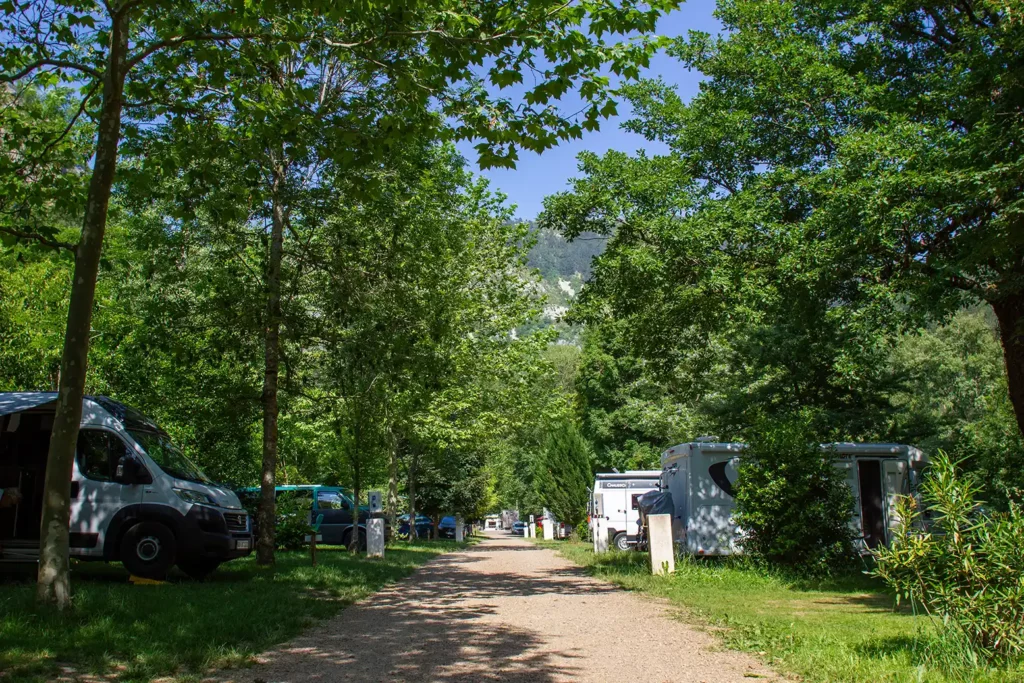 Allée et emplacement au camping des Gorges du Tarn, Lozère.