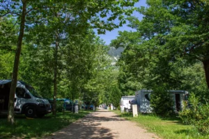 Allée et emplacement au camping des Gorges du Tarn, Lozère.
