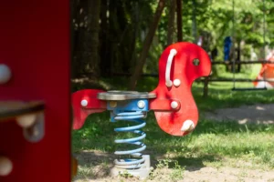 Espace jeux pour enfants, camping des Gorges du Tarn.